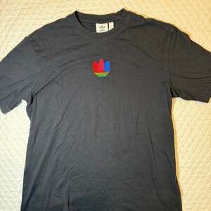 ADIDAS Originals Men Black Solid 3D Trefoil Graphic Pure Cotton T-shirt - Large